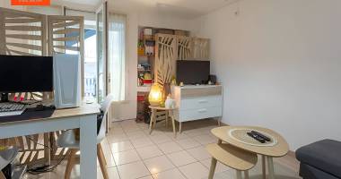 a louer à saint-pierre - appt  f2  meublé de 40 m² -  loyer 760  cc, dispo le 24/07/2025