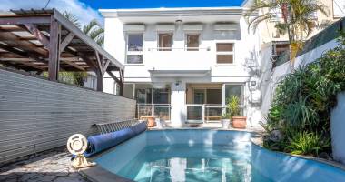 belle maison avec piscine. tampon