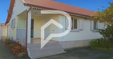 villa f4 lumineuse avec jardin au coeur du village des makes
