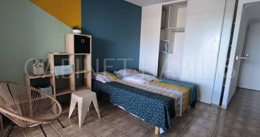 a louer - studio meuble d'environ 32m2 - saint-gilles-les-bains - 850,00 charges comprises