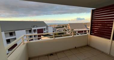 appartement t3 duplex avec vue mer - ste clotilde