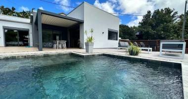 villa f4 meublÉe + piscine petite ile