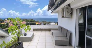a louer f4 duplex meublé avec grande terrasse et vue mer   bas du fort, le gosier