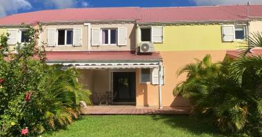 gourbeyre t4 duplex rÉnovÉ   résidence avec piscine, jardinet privatif et vue exceptionnelle sur les saintes